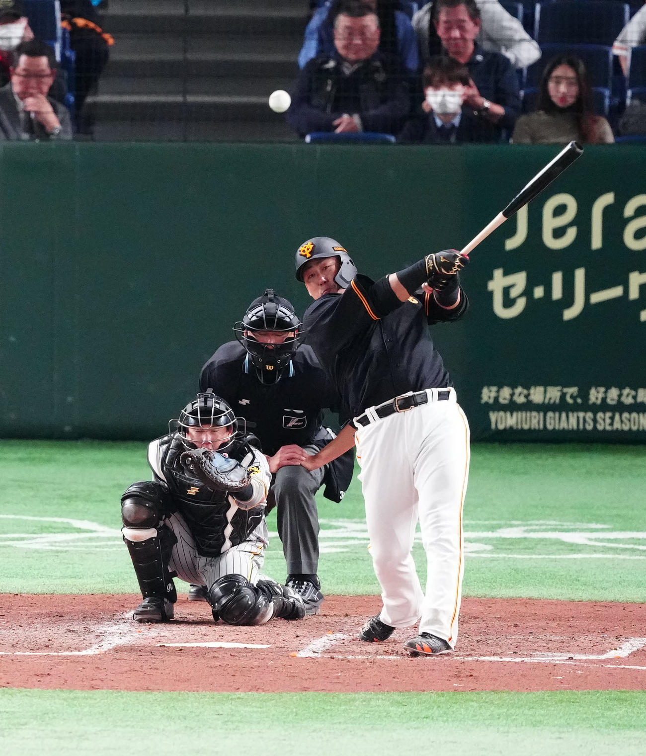 巨人対阪神　4回裏巨人無死、二塁打を放つ中田翔（撮影・江口和貴）