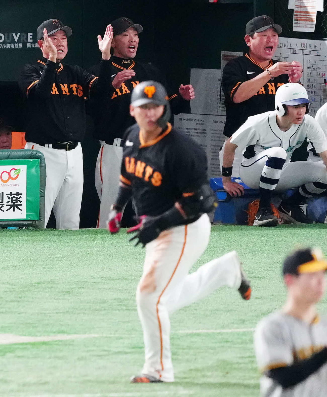 巨人対阪神　8回裏巨人1死三塁、中田翔（手前）が2点本塁打を放ち、ベンチで拍手する原監督（左）（撮影・江口和貴）