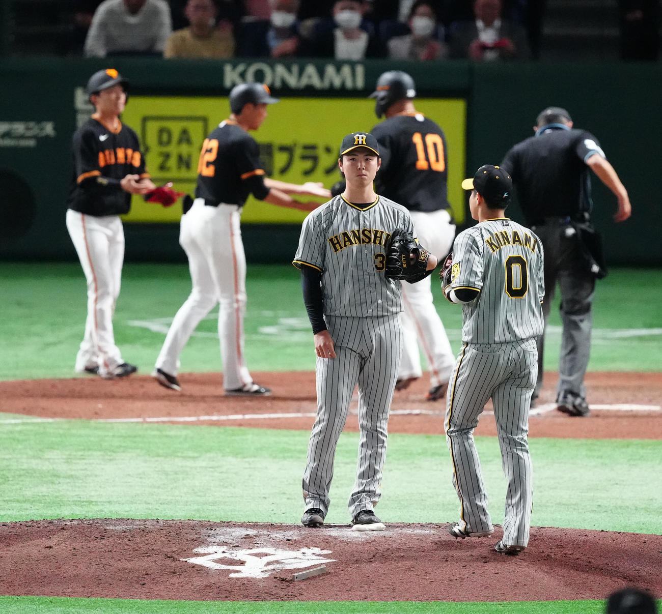 巨人対阪神　8回裏巨人1死三塁、中田翔（後方左から3人目）に2点本塁打を浴びる浜地（手前左）（撮影・江口和貴）