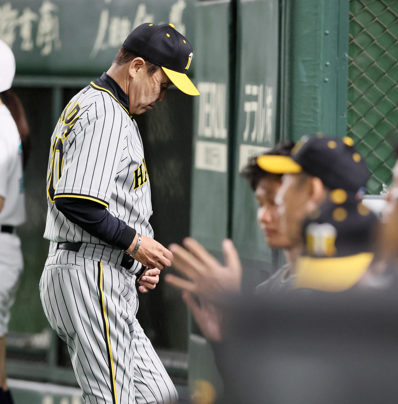 巨人対阪神　8回表を終え選手交代を告げる岡田監督（撮影・加藤哉）