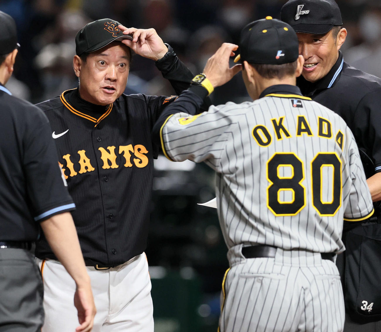 巨人対阪神　メンバー表を交換する巨人原監督（左）と阪神岡田監督（撮影・加藤哉）