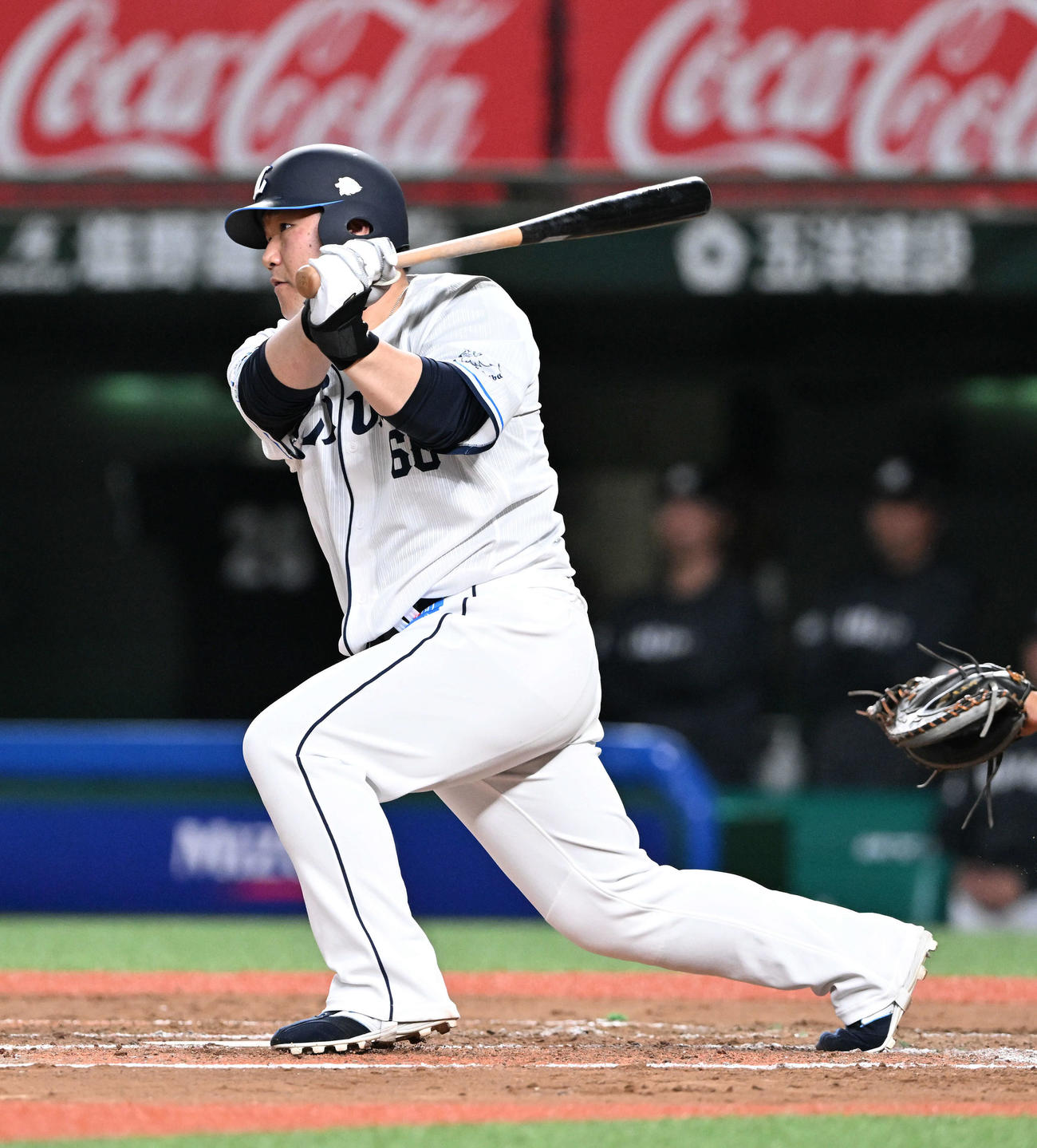 西武対ロッテ　6回裏西武1死二塁、中村は適時二塁打を放つ（撮影・滝沢徹郎）
