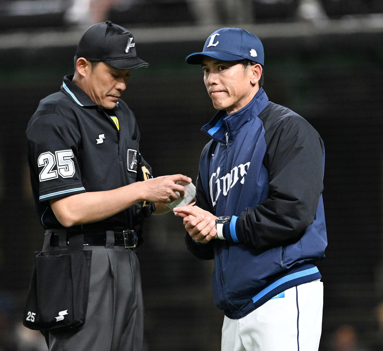 西武対ロッテ　交代を伝える西武松井監督（撮影・滝沢徹郎）