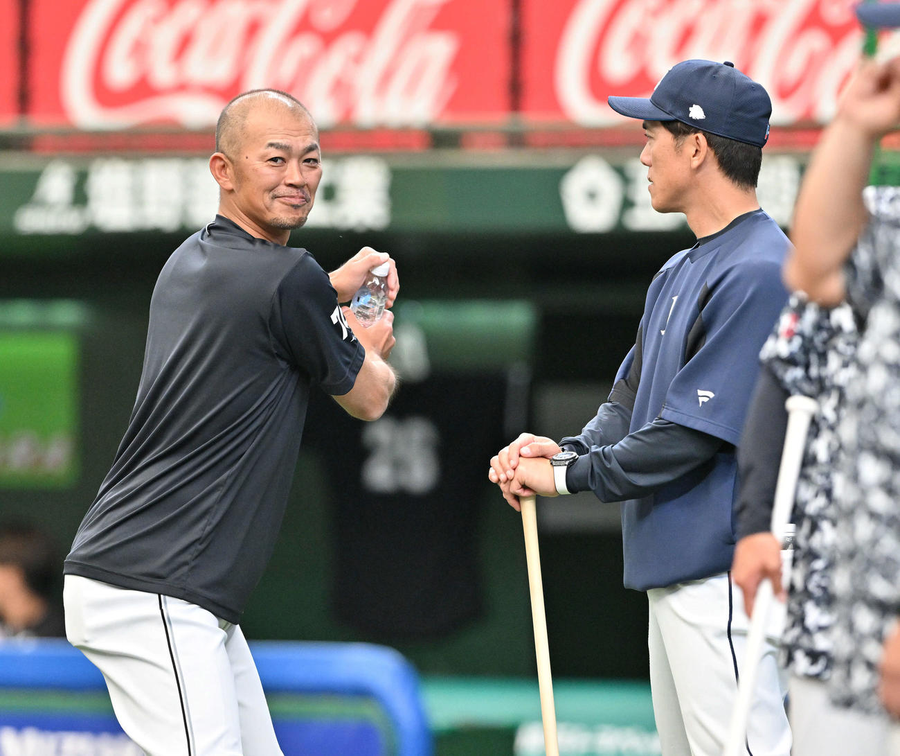 西武対ロッテ　試合前練習で談笑するロッテ福浦ヘッド兼打撃コーチ（左）と西武松井稼監督（撮影・滝沢徹郎）
