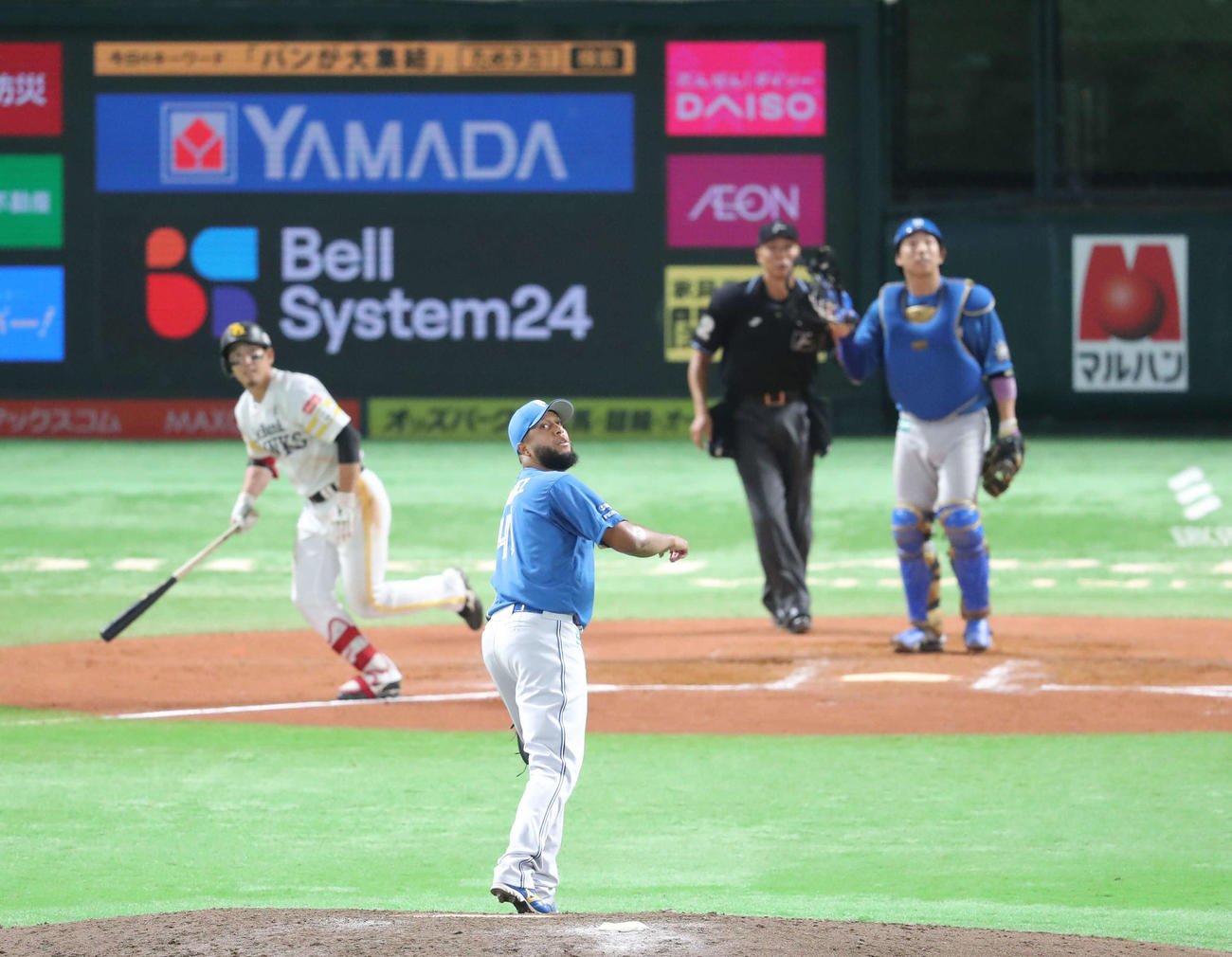 ソフトバンク対日本ハム　延長10回裏ソフトバンク無死満塁、栗原に左犠飛を浴びたロドリゲス（撮影・梅根麻紀）