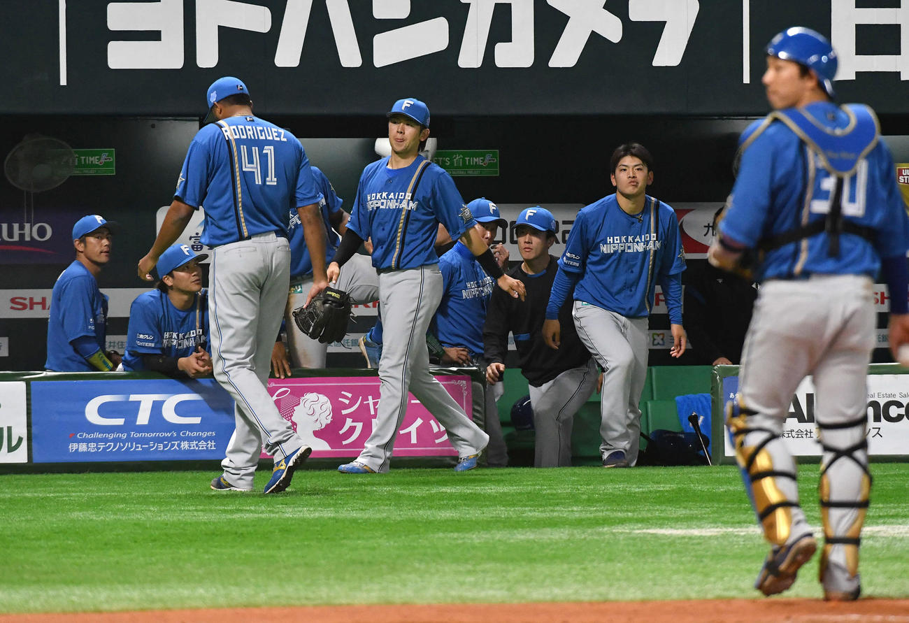ソフトバンク対日本ハム　延長10回裏ソフトバンク無死満塁、B・ロドリゲス（左から3人目）が栗原にサヨナラの左犠飛を打たれ、肩を落とす日本ハムナイン（撮影・岩下翔太）