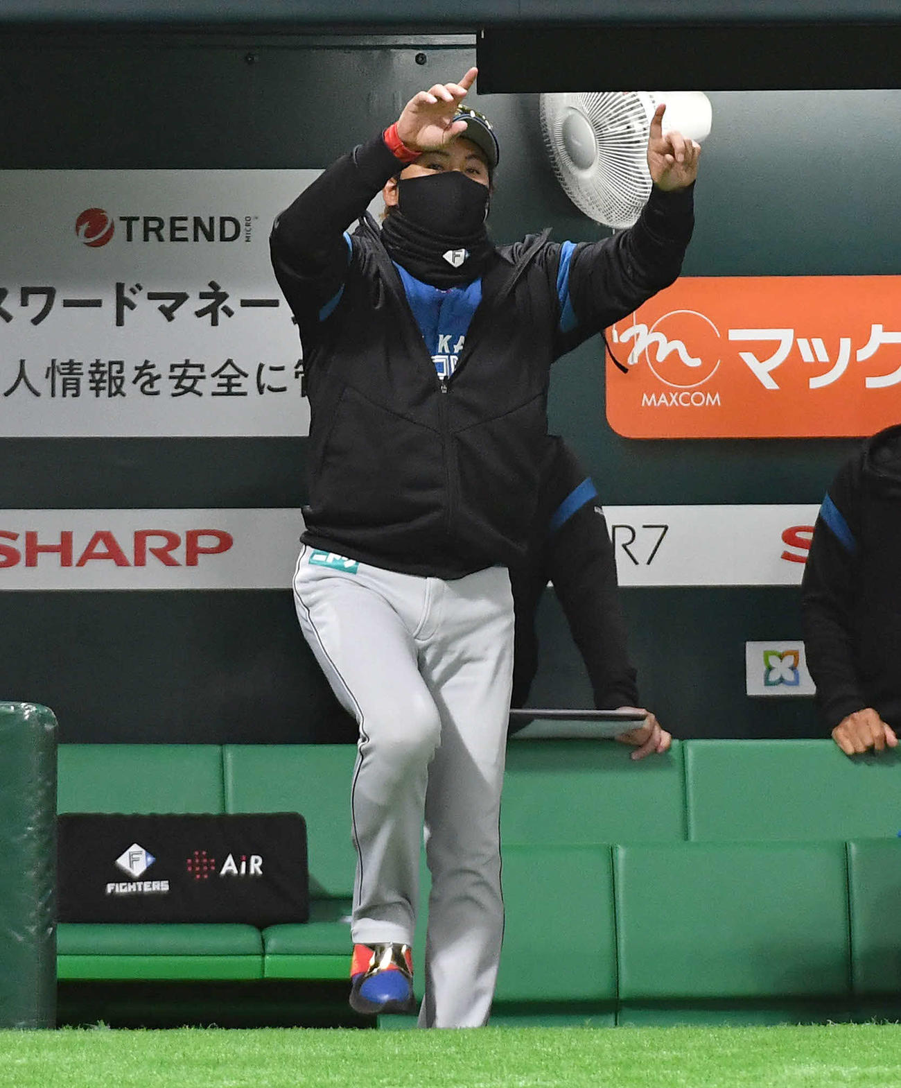 ソフトバンク対日本ハム　1回裏ソフトバンク2死一塁、周東の盗塁成功の判定にリクエストをする新庄監督（撮影・岩下翔太）