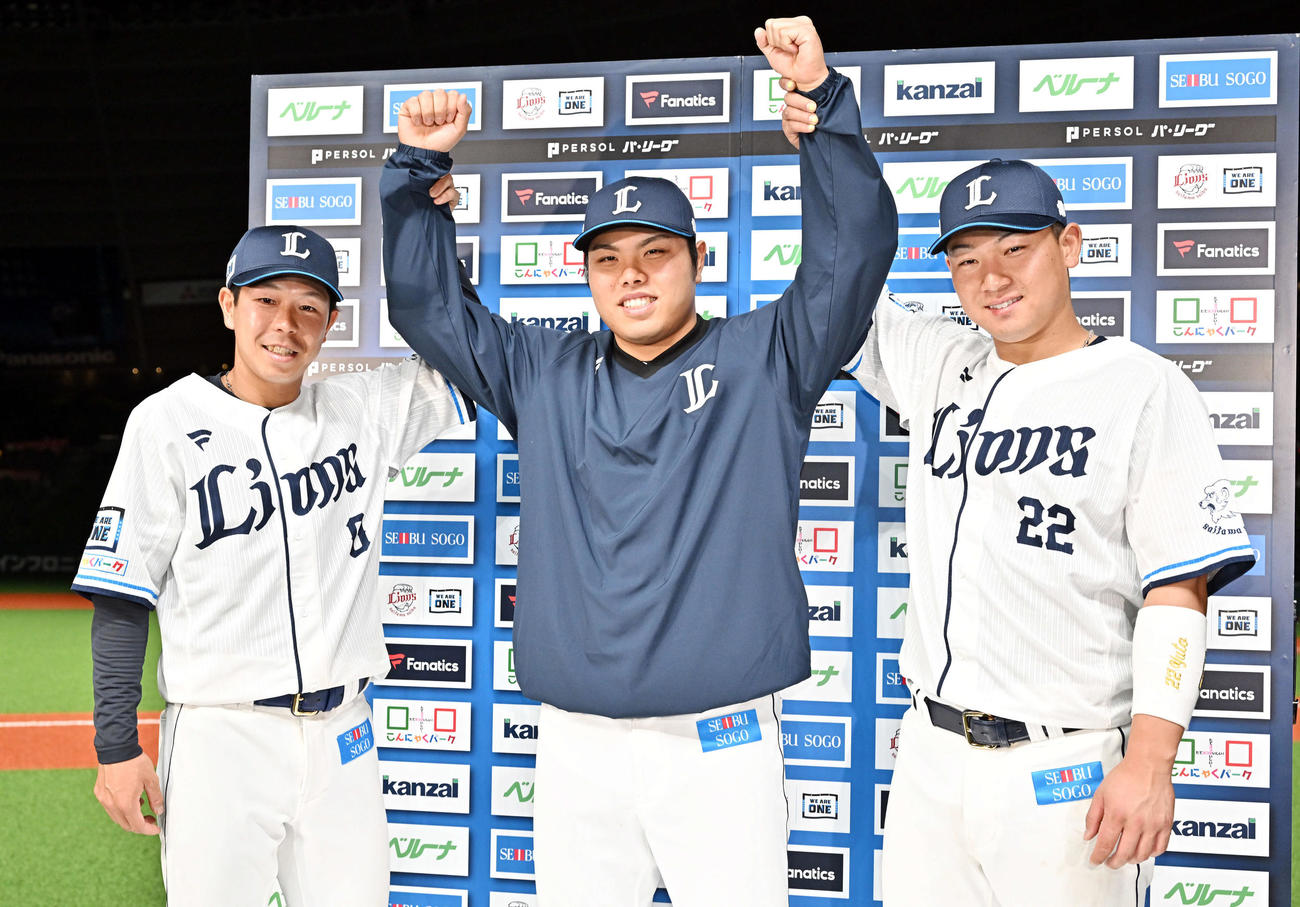 西武対ロッテ　ヒーローインタビューを終え西武平良（中央）は児玉（左）と古賀から腕を上げられる（撮影・滝沢徹郎）