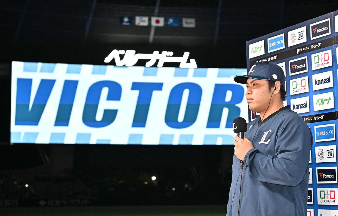 西武対ロッテ　試合後、ヒーローインタビューを受ける西武平良（撮影・滝沢徹郎）