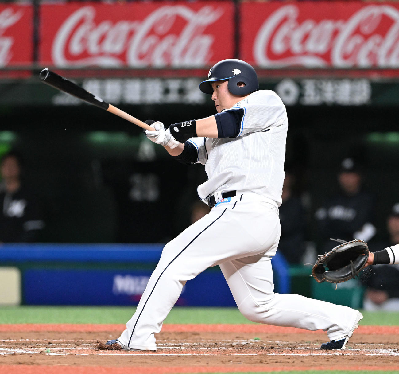 西武対ロッテ　6回裏西武1死二塁、中村は適時二塁打を放つ（撮影・滝沢徹郎）