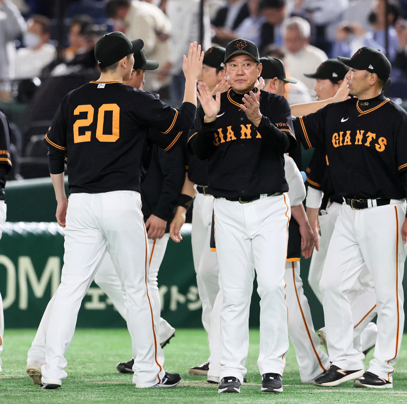 巨人対阪神　阪神に勝利し拍手する原監督。左は戸郷（撮影・加藤哉）