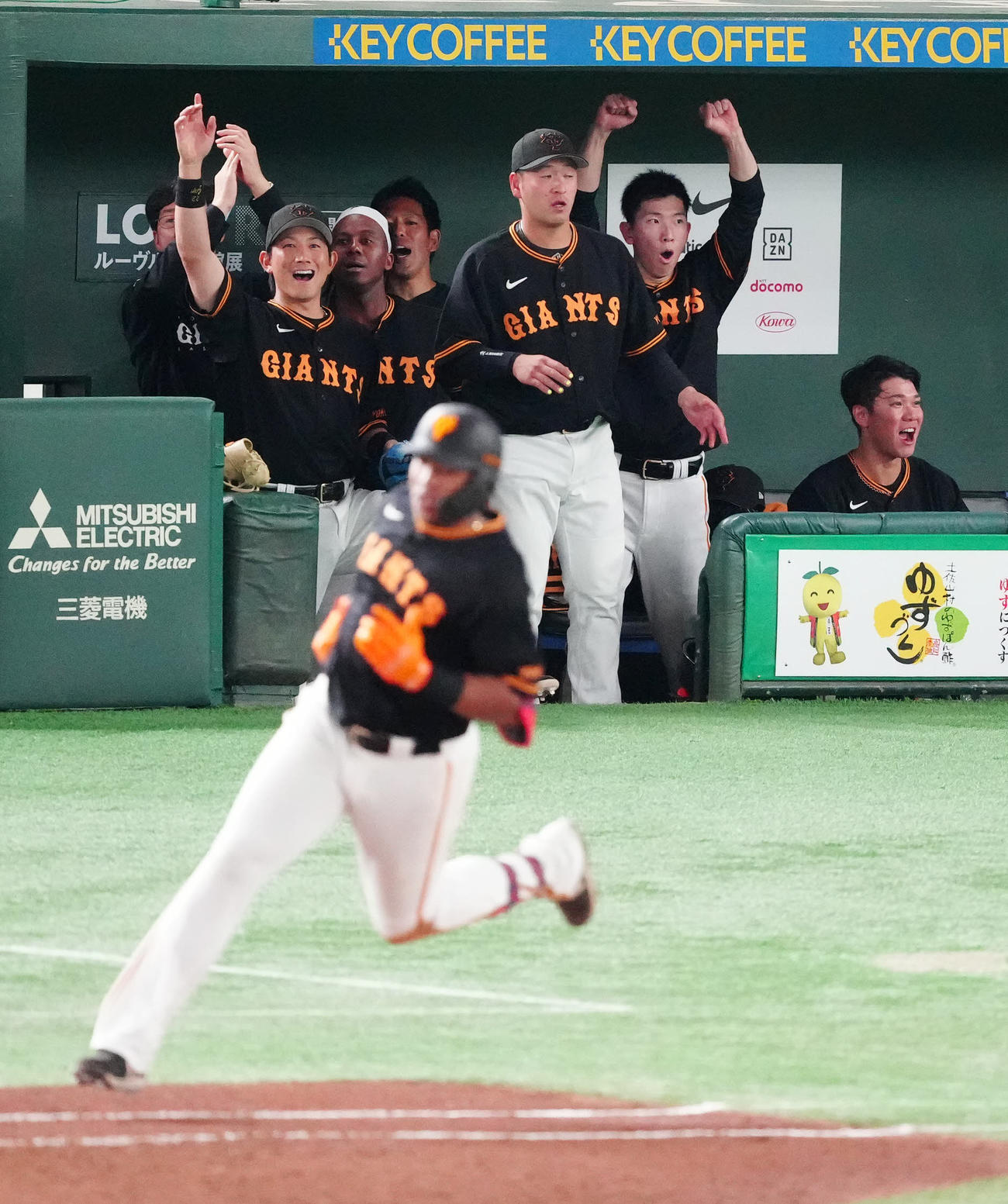 巨人対阪神　7回裏巨人2死満塁、オコエ（手前）が2点適時打を放ち、ベンチでガッツポーズを見せる戸郷（右から2人目）（撮影・江口和貴）