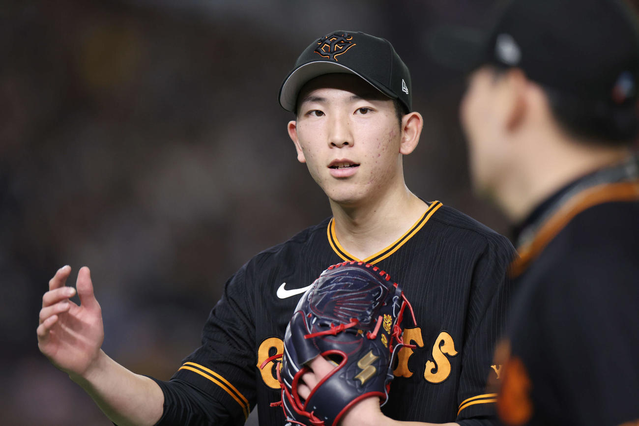 巨人対阪神　6回表を無失点に抑え、チームメートとタッチを交わす巨人先発の戸郷（撮影・宮地輝）