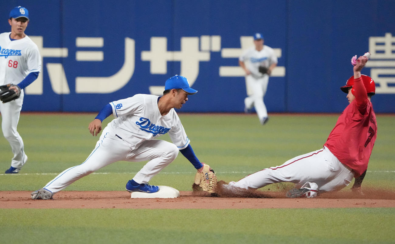 中日対広島戦　3回表広島2死一塁、盗塁失敗の堂林（右）ベースカバーは龍空（撮影・森本幸一）