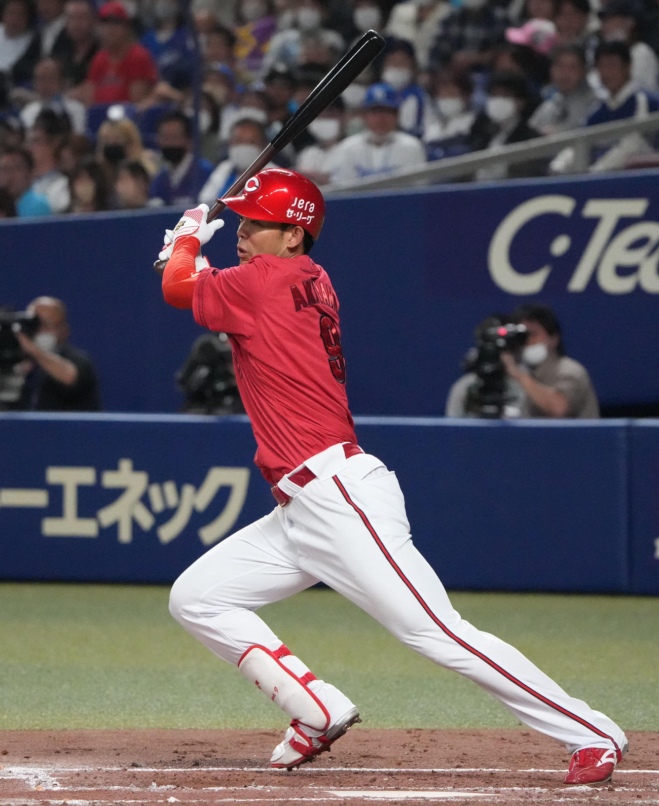 中日対広島戦　4回表広島無死、遊撃内野安打を放つ秋山（撮影・森本幸一）