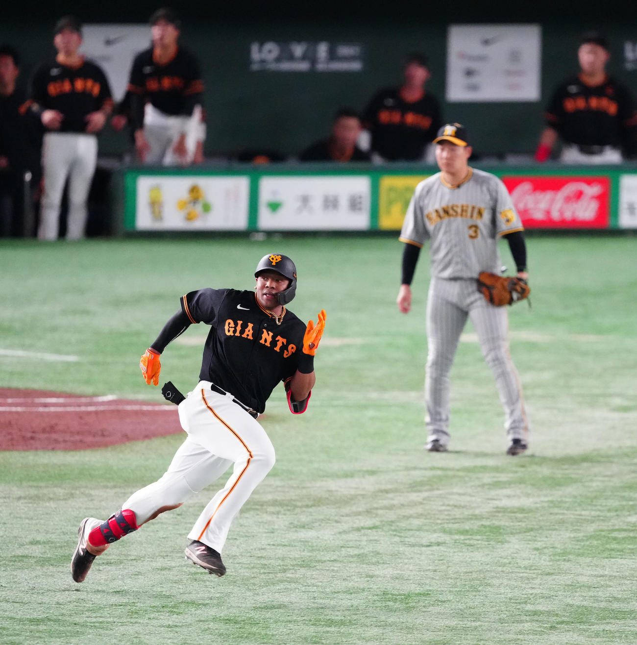 巨人対阪神　3回裏巨人無死、フェンス直撃二塁打を放ったオコエ（撮影・江口和貴）