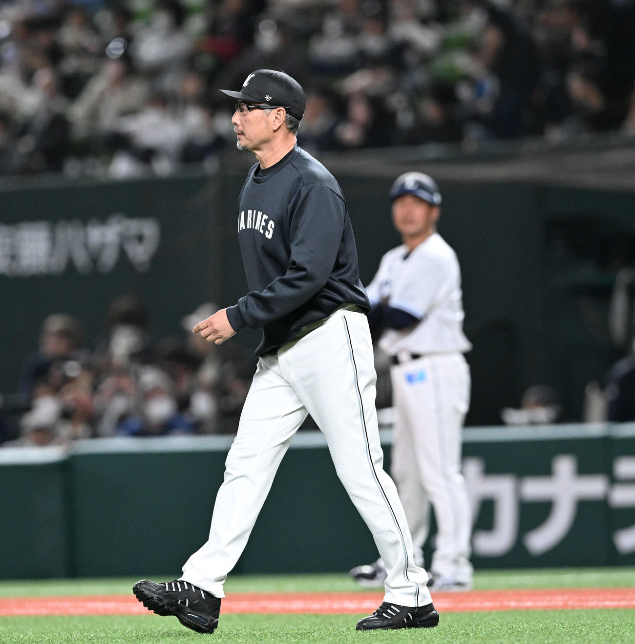 西武対ロッテ　5回裏、投手に交代を告げにマウンドへ向かうロッテ吉井監督（撮影・滝沢徹郎）