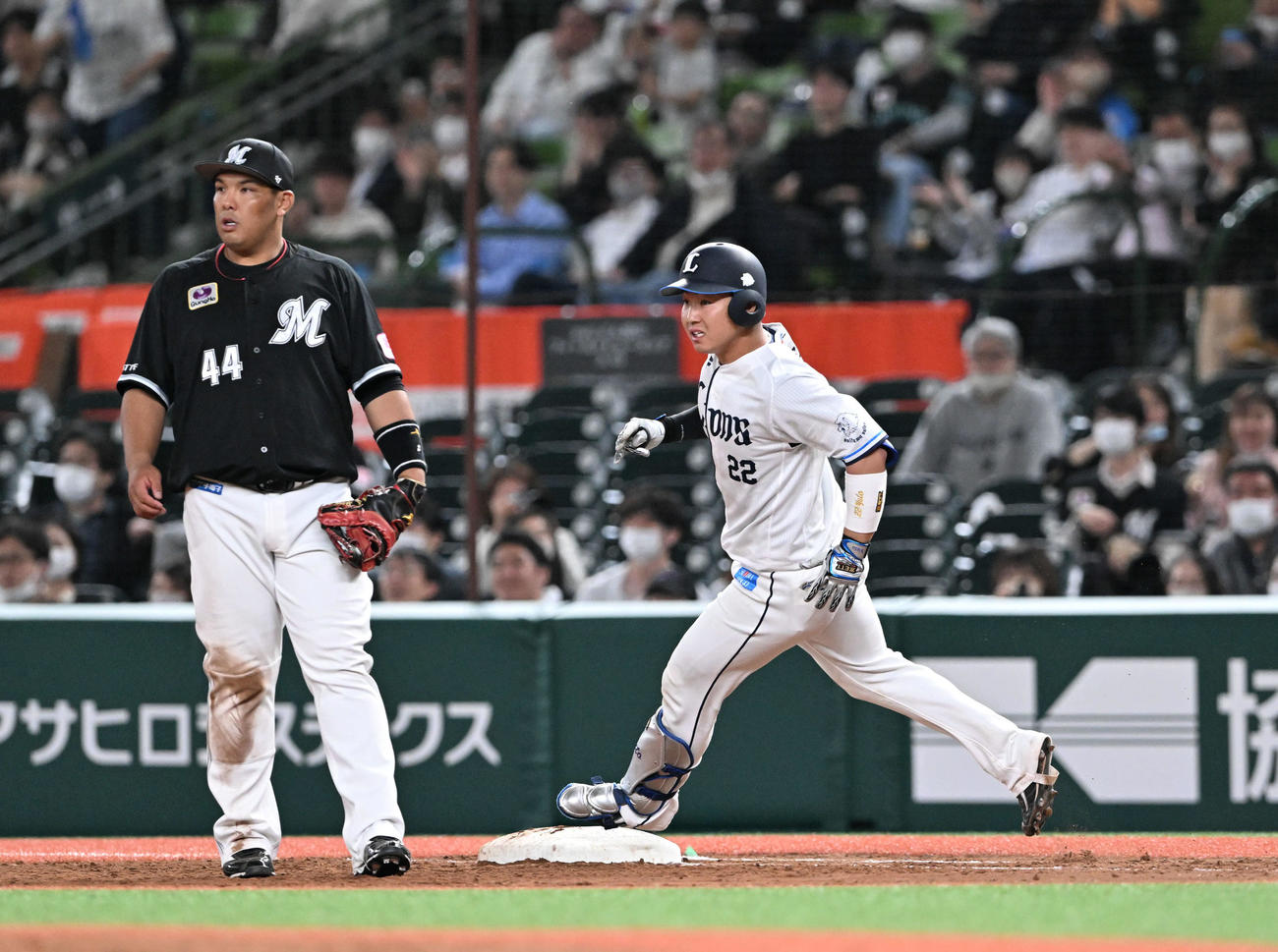 西武対ロッテ　5回裏西武2死一、二塁、左前適時打を放った古賀（右）。一塁手井上（撮影・滝沢徹郎）