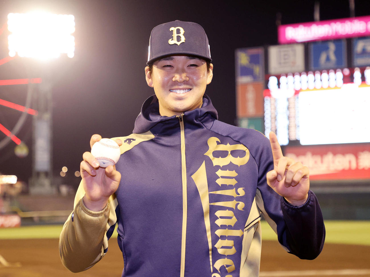 楽天対オリックス　プロ初勝利を挙げ、ウイニングボールを手に笑顔を見せるオリックス山下（撮影・鈴木正人）