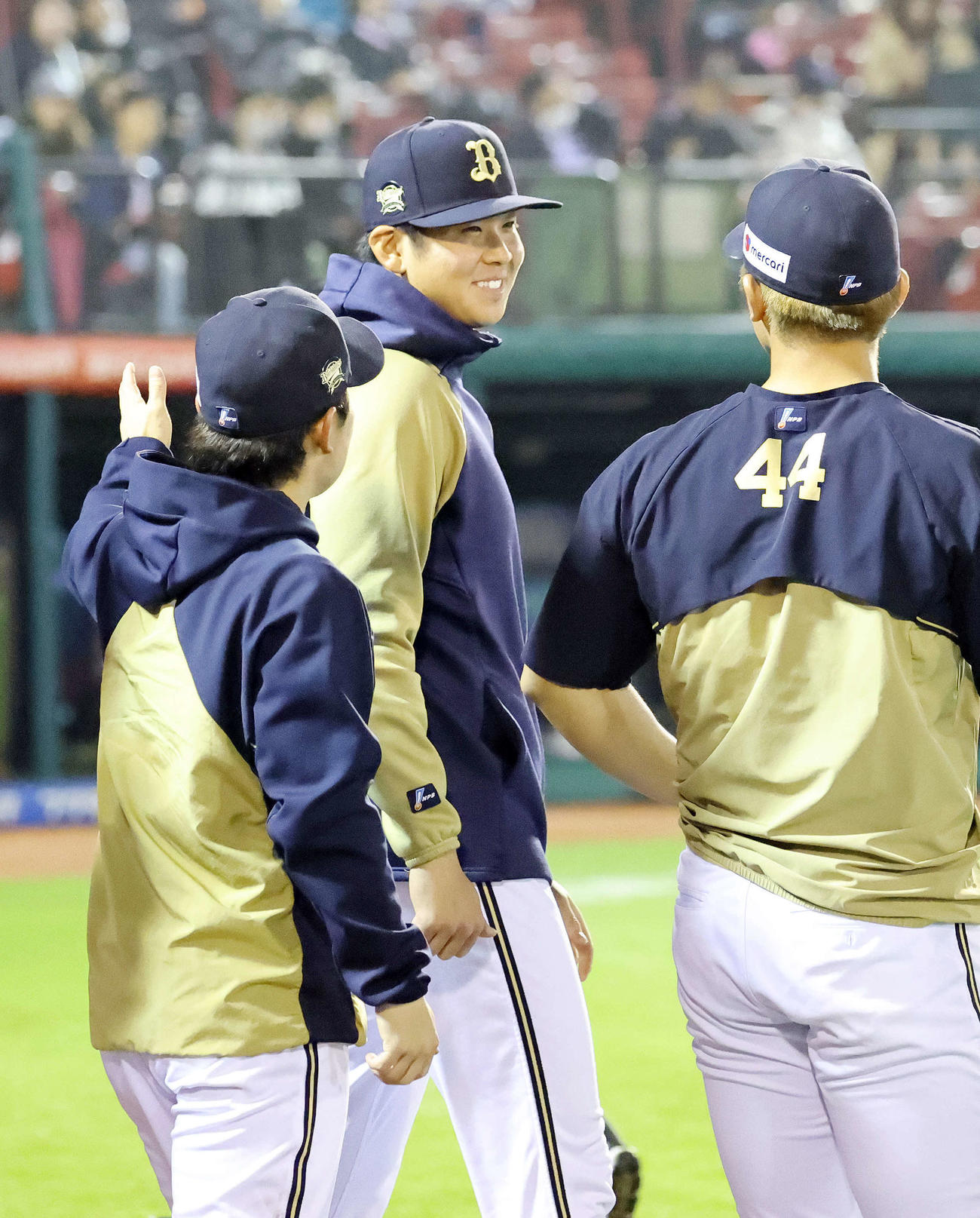 楽天対オリックス　プロ初勝利で、祝福の声を掛けられて笑顔を見せるオリックス山下（中央）（撮影・鈴木正人）