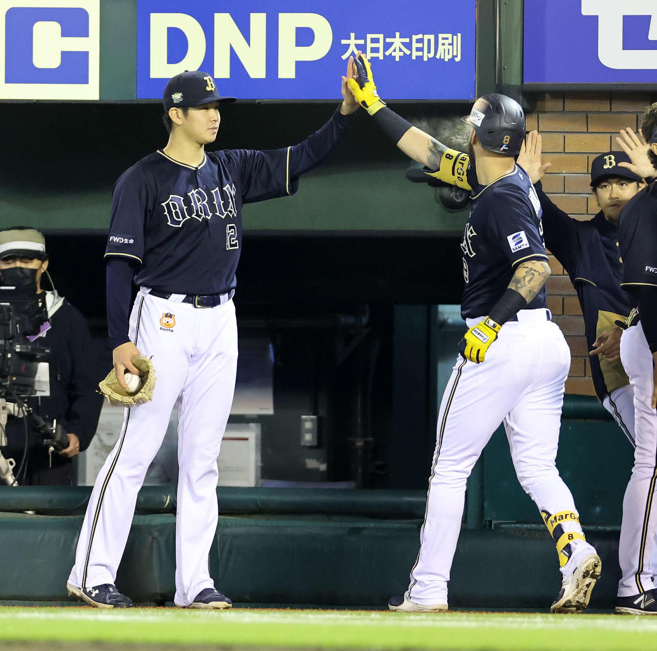 楽天対オリックス　3回表オリックス1死一塁、先制の右越え2点本塁打を放ったゴンザレス（右）を迎える山下（撮影・鈴木正人）