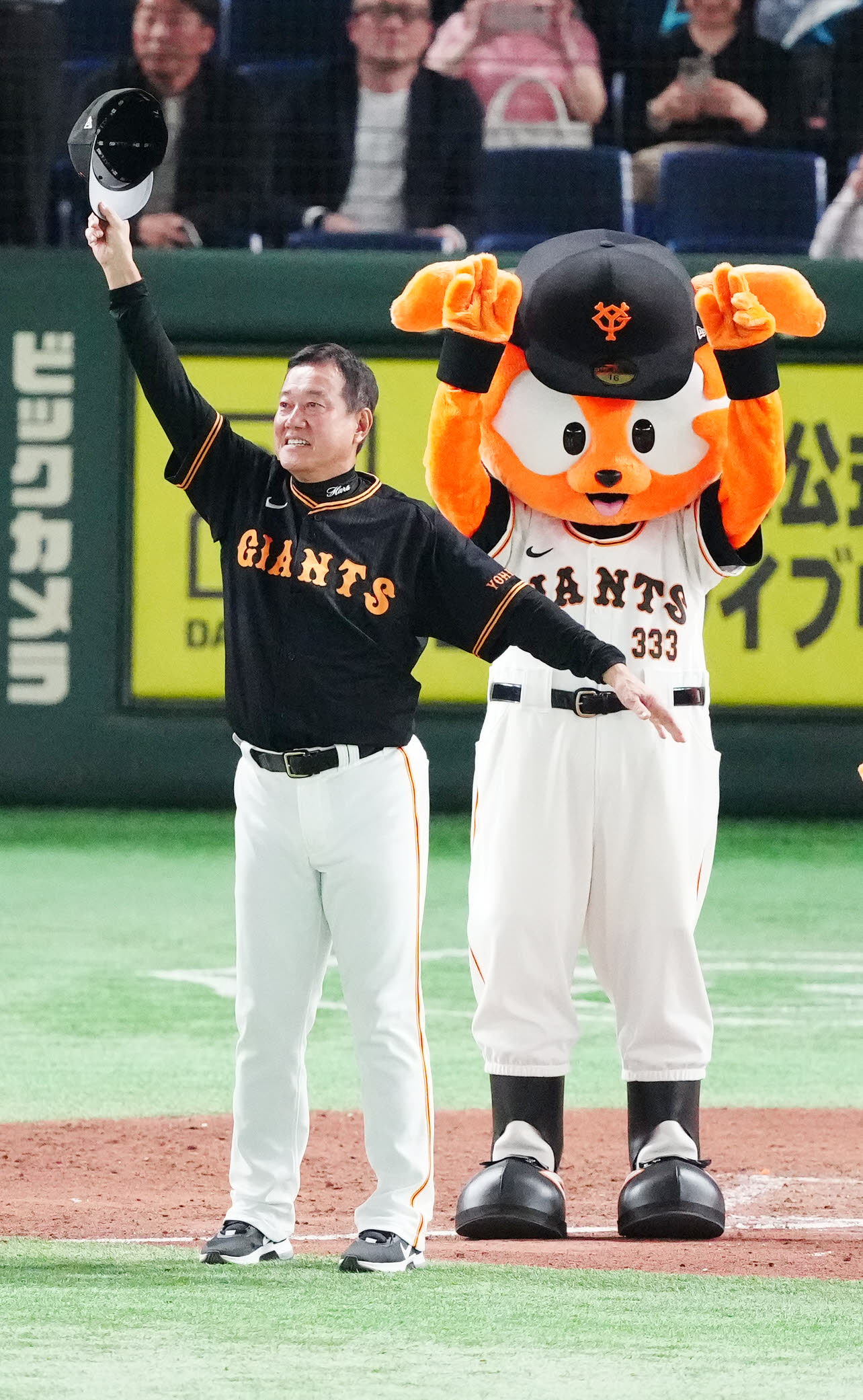 巨人対阪神　試合後、ファンの声援に応える巨人原監督（撮影・江口和貴）