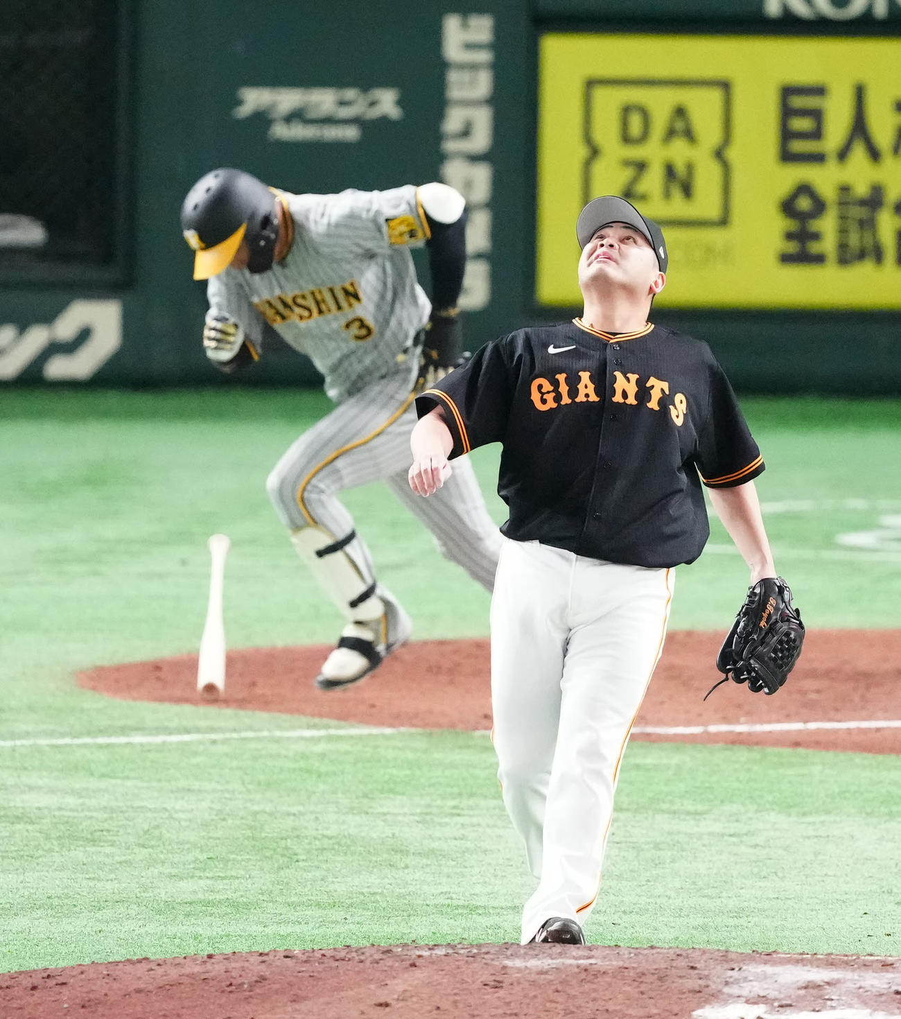 巨人対阪神　8回表阪神2死二、三塁、大山（後方）を二飛に仕留める田中豊（撮影・江口和貴）
