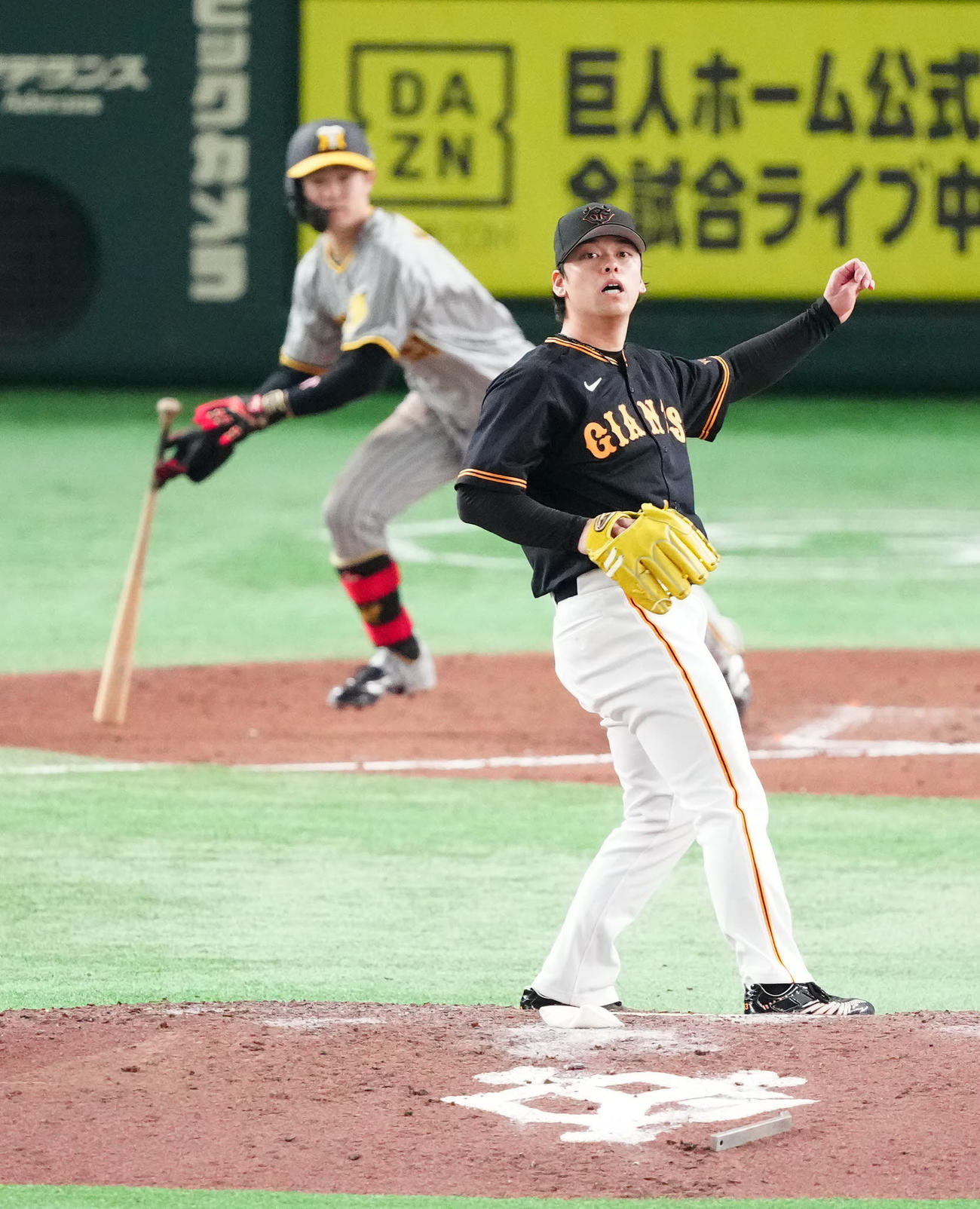 巨人対阪神　8回表阪神1死一、三塁、中野（後方）に中前適時打を浴びる高梨（撮影・江口和貴）