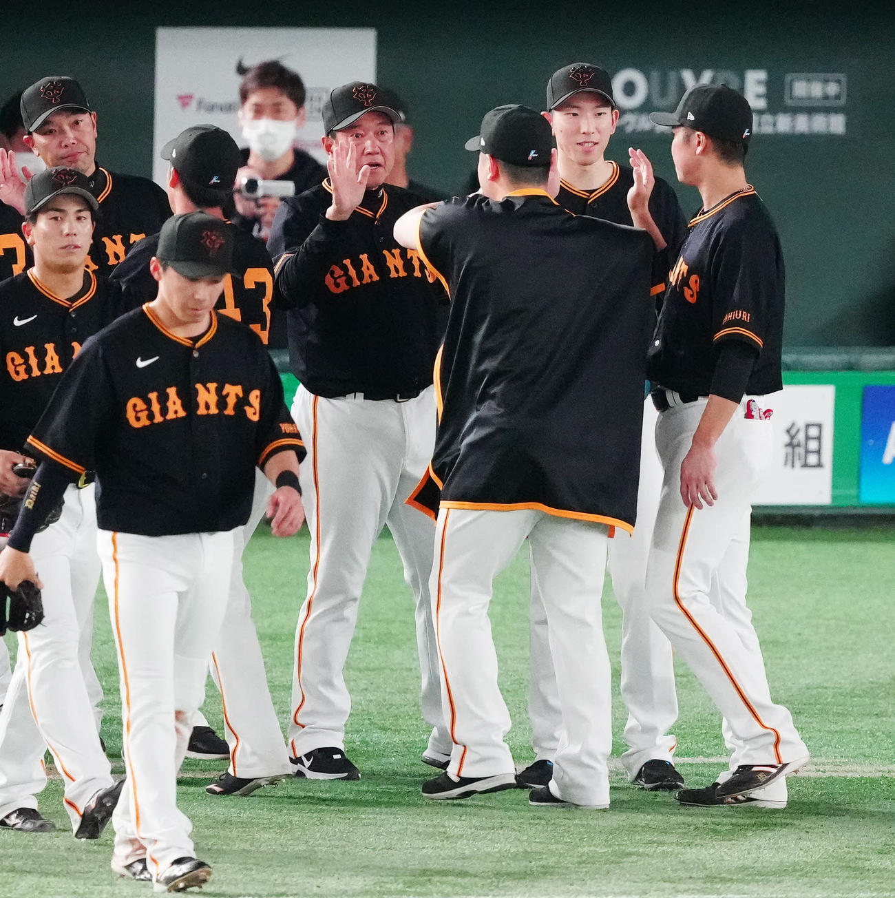 巨人対阪神　阪神に勝利し、タッチを交わす戸郷（右から2人目）ら。同4人目は原監督（撮影・江口和貴）