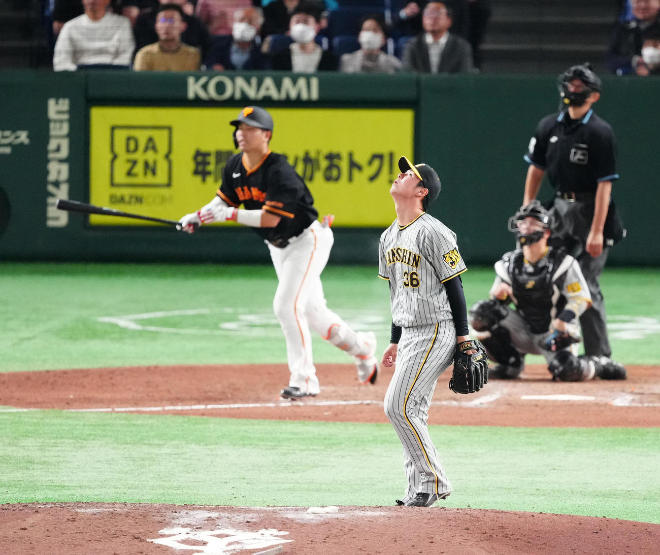 巨人対阪神　8回裏巨人1死二塁、大城卓（後方左）に2点本塁打を浴びる浜地（撮影・江口和貴）