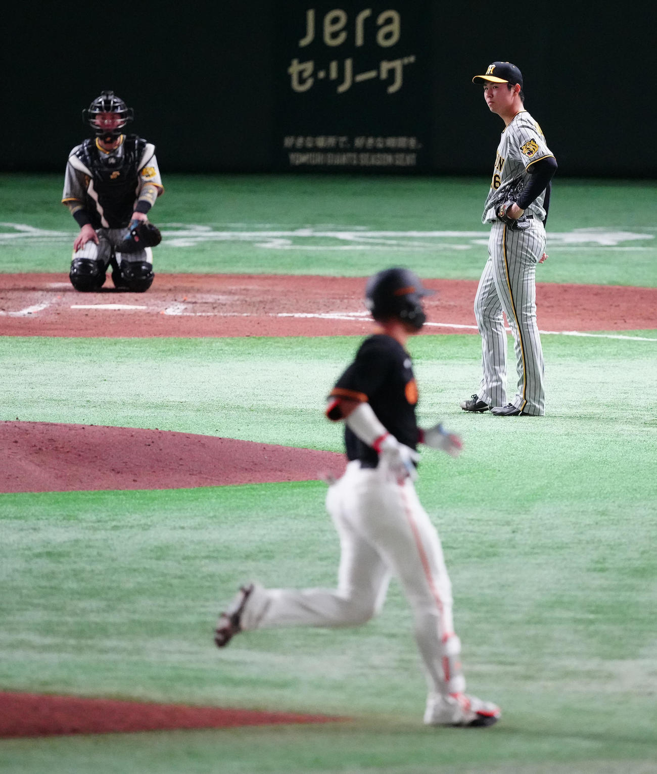 巨人対阪神　8回裏巨人1死二塁、大城卓（手前）に2点本塁打を浴びる浜地（撮影・江口和貴）