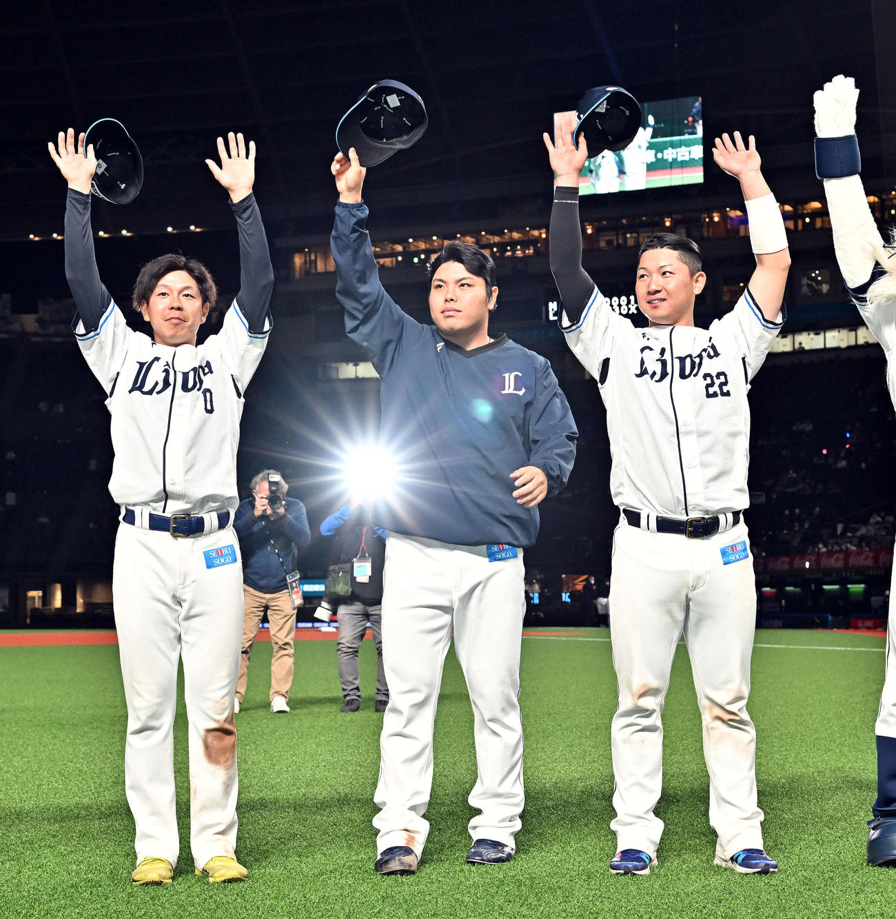 西武対ロッテ　ヒーローインタビューを終えファンの声援に応じる勝利投手の西武平良（中央）。左は児玉と古賀（撮影・滝沢徹郎）