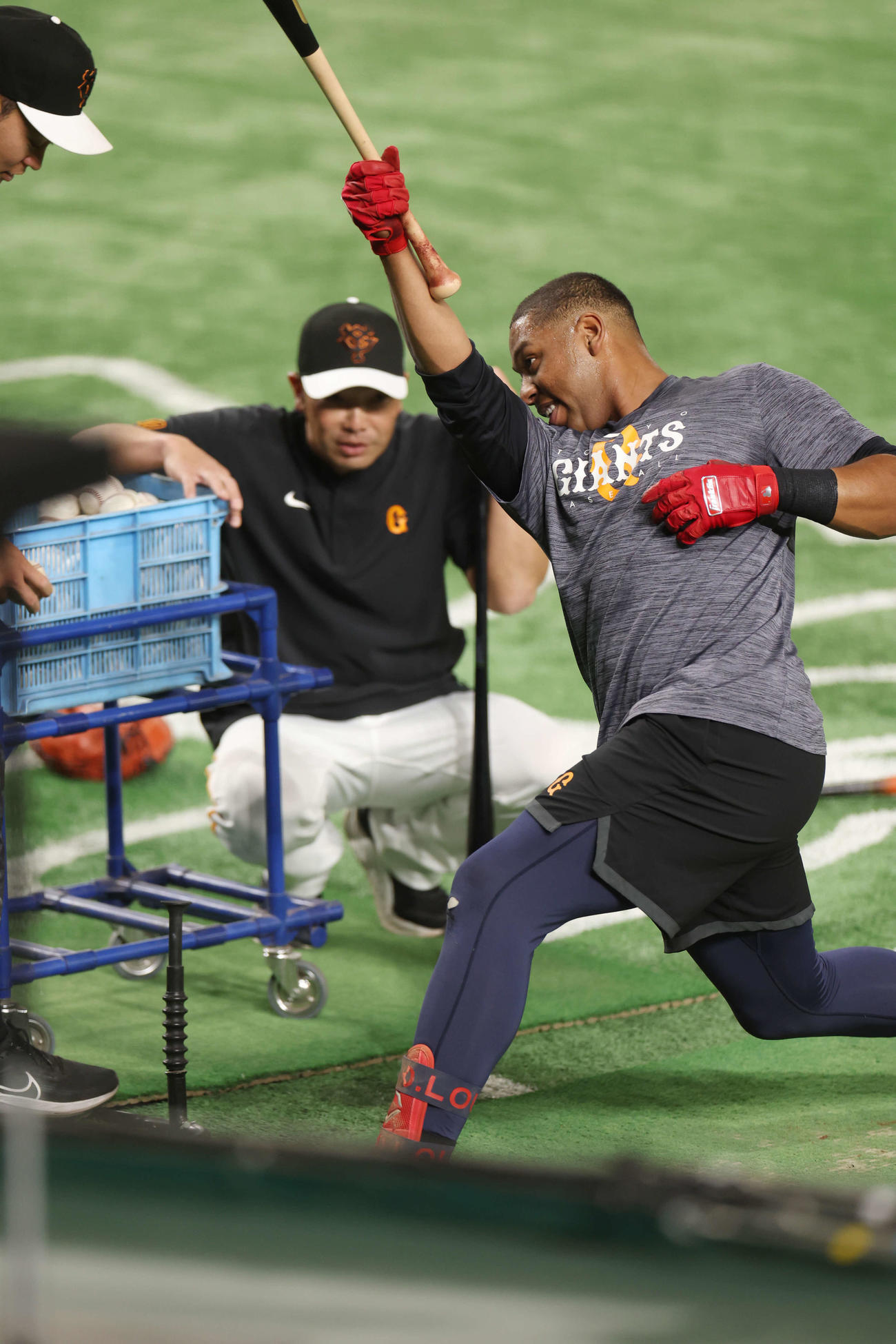 巨人対阪神　試合前練習で巨人阿部ヘッド兼バッテリーコーチ（後方）から指導を受けるオコエ（撮影・宮地輝）
