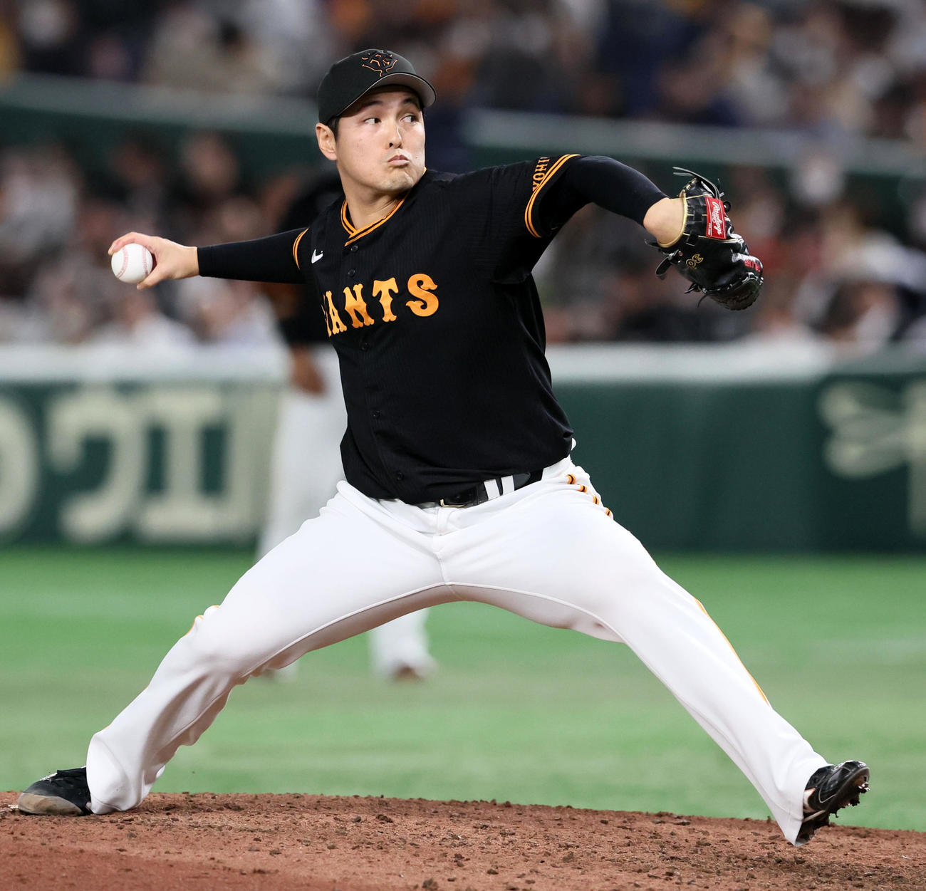 巨人対阪神　7回表、巨人2番手で登板する鍵谷（撮影・加藤哉）