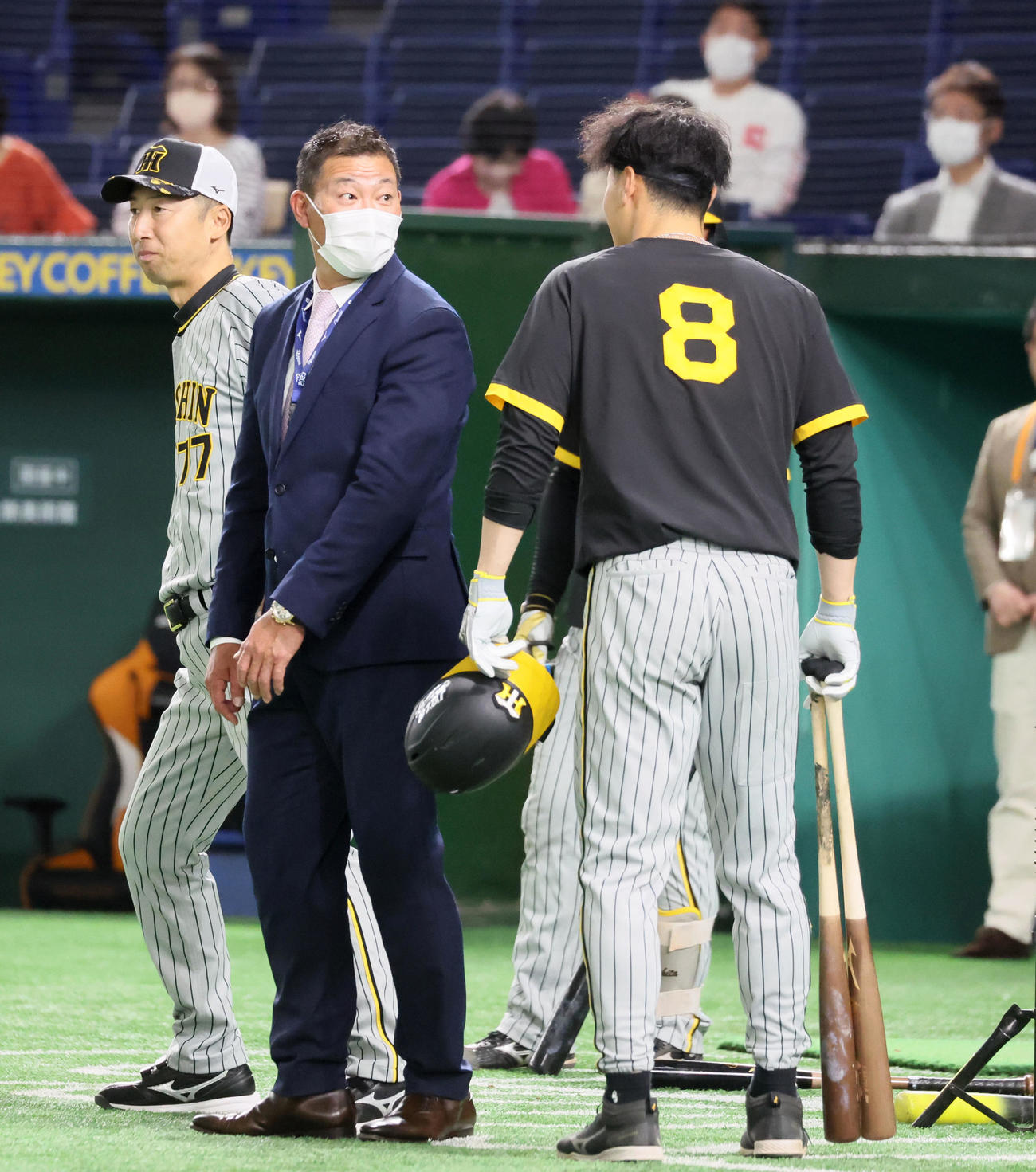 巨人対阪神　佐藤輝（右）は福留氏にあいさつする（撮影・加藤哉）
