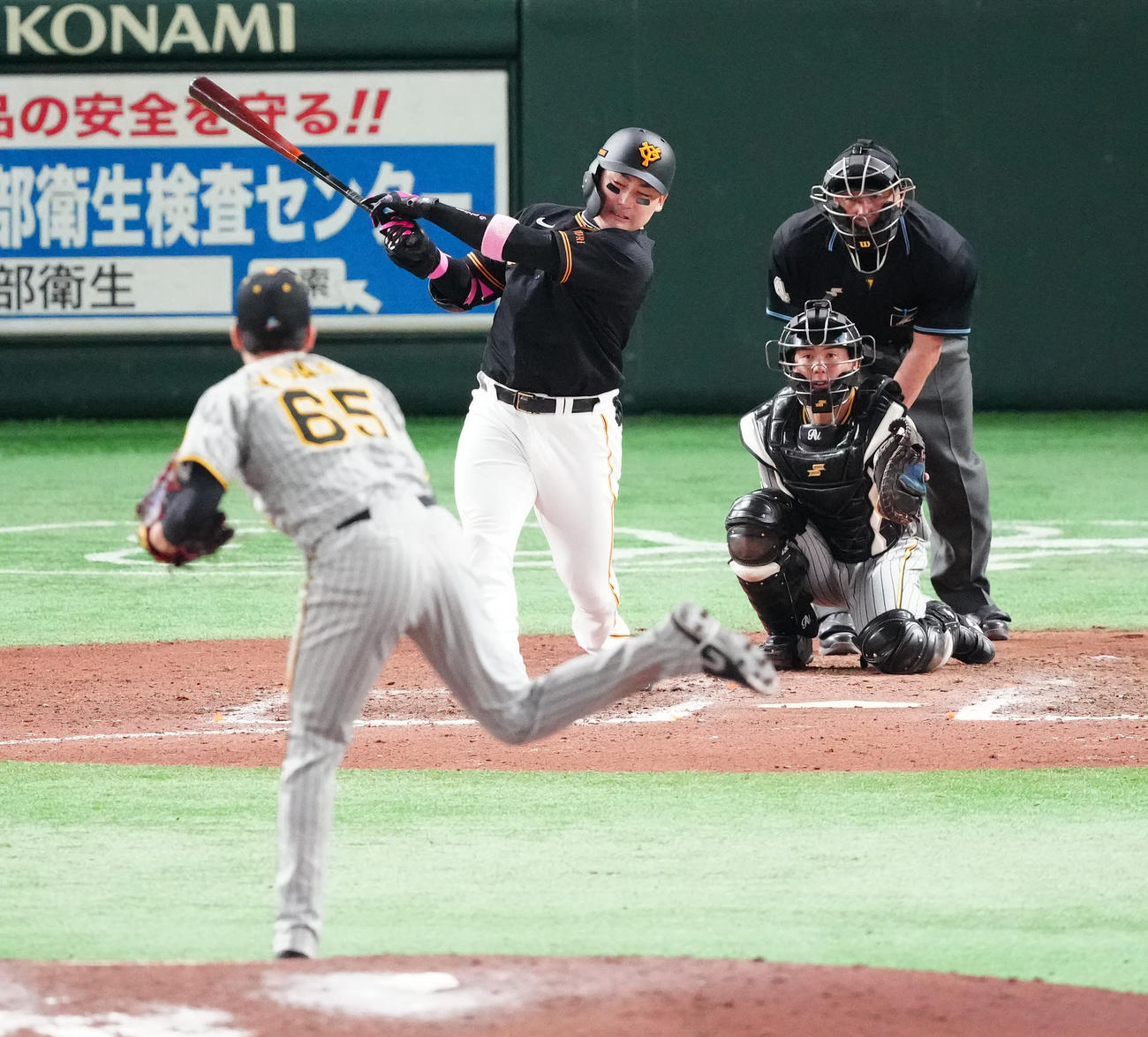巨人対阪神　10回裏巨人無死、右前打を放つ丸。投手湯浅（撮影・江口和貴）