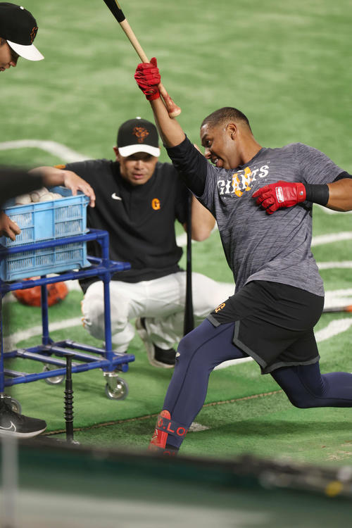 巨人対阪神 試合前練習で巨人阿部ヘッド兼バッテリーコーチ(後方)から指導を受けるオコエ(撮影・宮地輝)