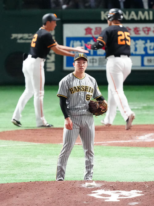 巨人対阪神 8回裏巨人無死、岡本和(後方右)に同点ソロ本塁打を浴びた石井(撮影・江口和貴)