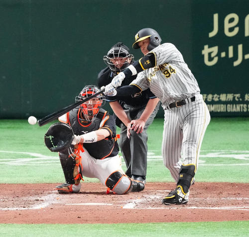 巨人対阪神 8回表阪神1死、二直に倒れる代打原口(撮影・江口和貴)