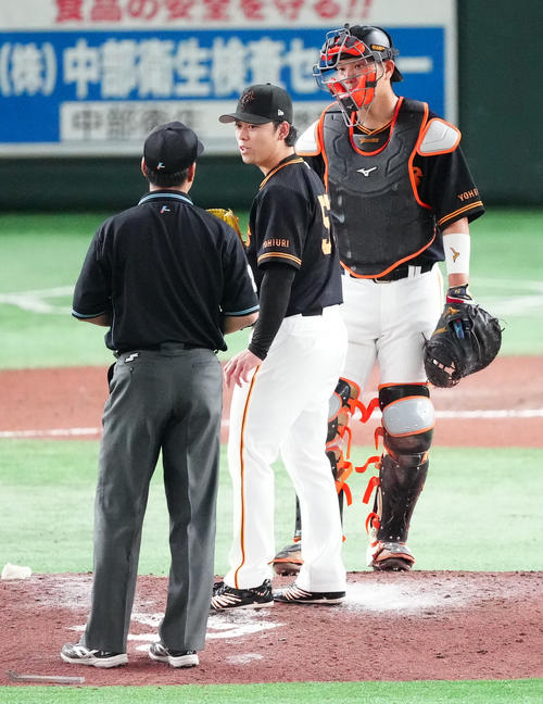 巨人対阪神 10回表阪神2死二塁、ボークで白井塁審(左)の説明を聞く巨人高梨。捕手大城卓(撮影・江口和貴)