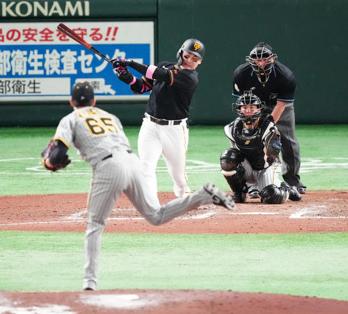巨人対阪神 10回裏巨人無死、右前打を放つ丸。投手湯浅(撮影・江口和貴)