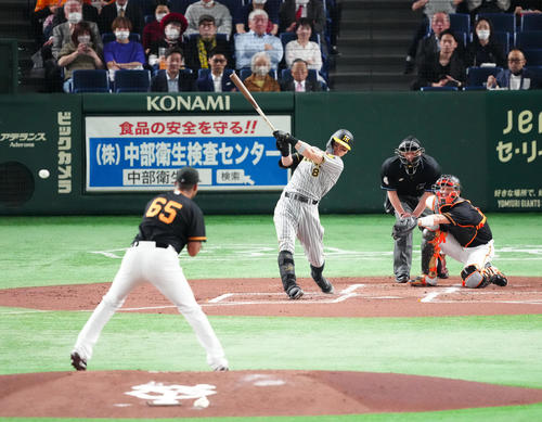 巨人対阪神 2回表阪神1死、右前打を放つ佐藤輝。投手メンデス(撮影・江口和貴)