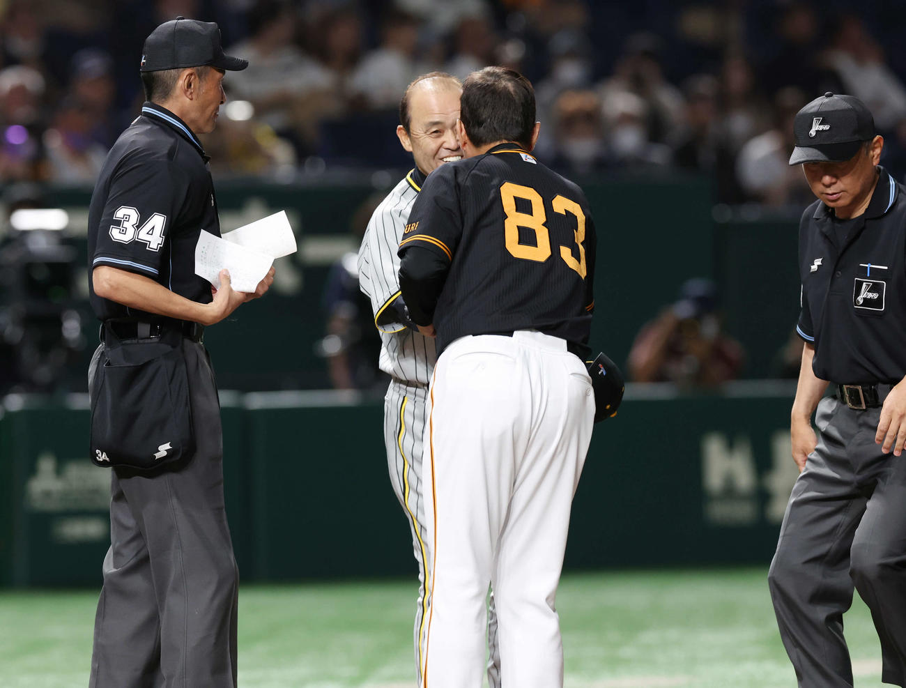試合前、巨人原監督（中央右）と握手を交わす阪神岡田監督（中央左）（撮影・宮地輝）