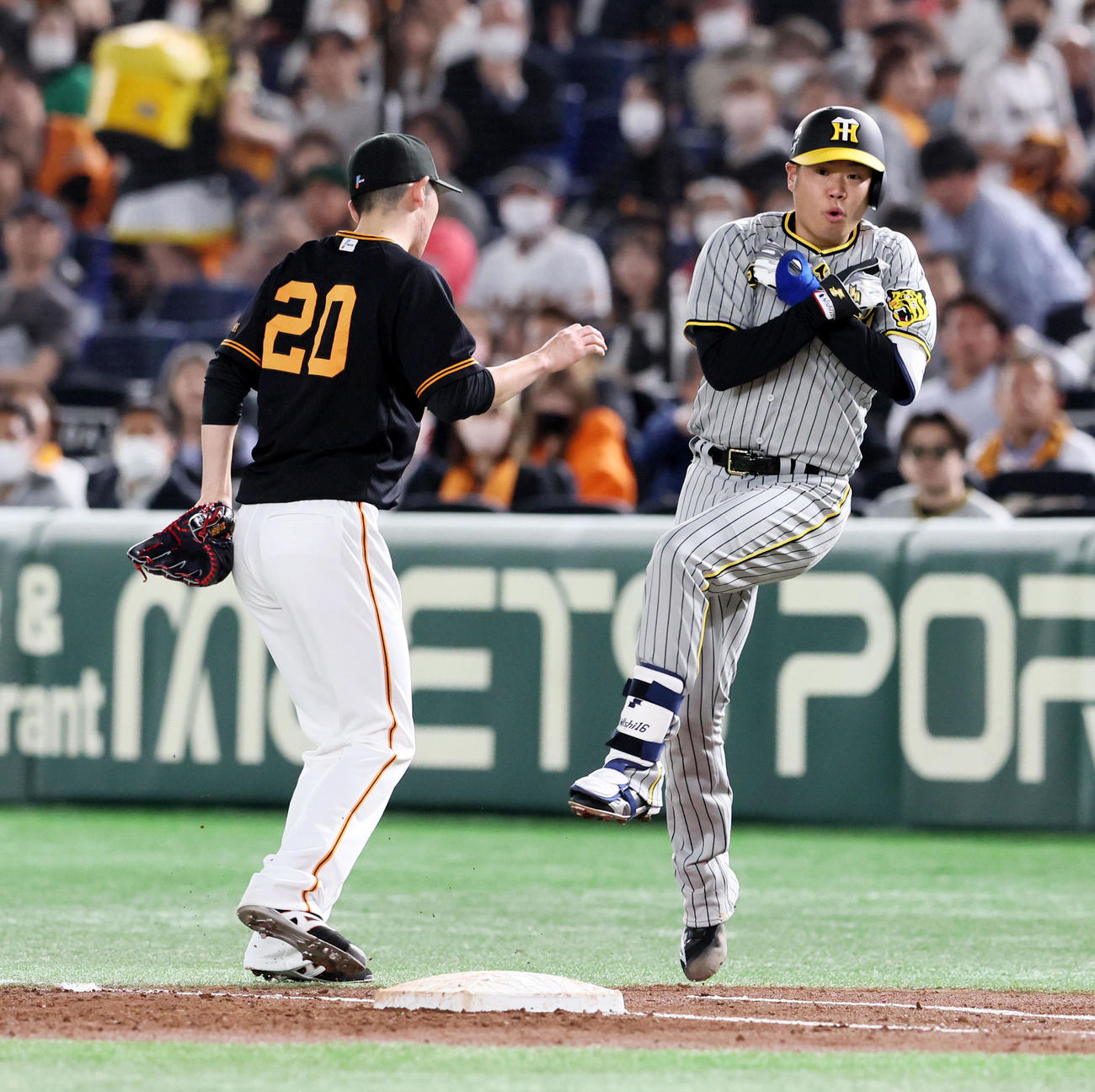 3回表阪神2死、西勇は一ゴロも相手の送球エラーで出塁。左は戸郷（撮影・加藤哉）