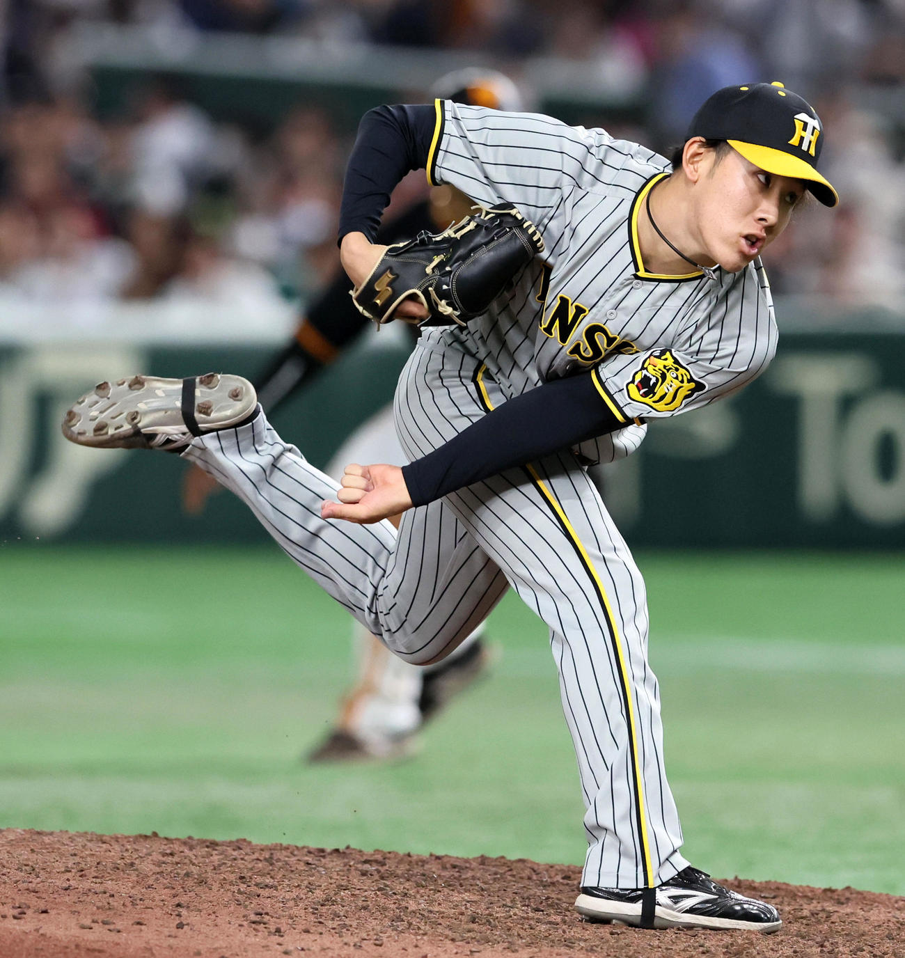 7回裏巨人2死一、三塁、阪神2番手で登板する富田（撮影・加藤哉）