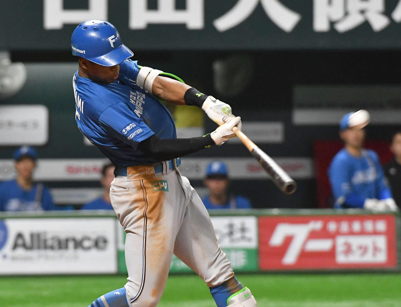 4回表日本ハム2死一塁、万波は左中間に2点本塁打を放つ（撮影・梅根麻紀）