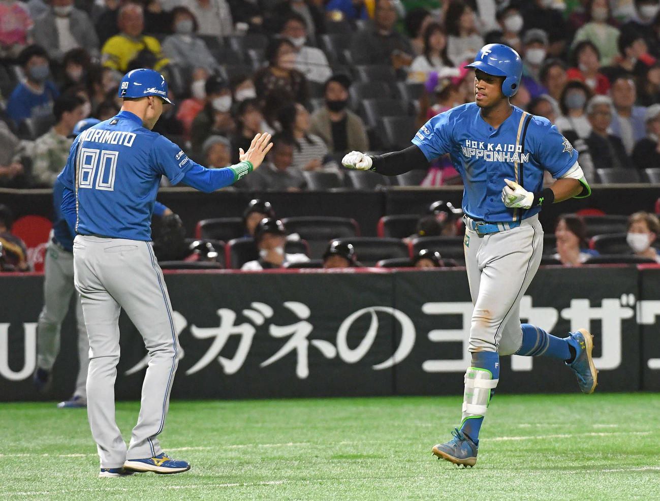 4回表日本ハム2死一塁、左中間へ2点本塁打を放ち、森本コーチ（左）とタッチを交わしながら本塁へ向かう万波（撮影・岩下翔太）