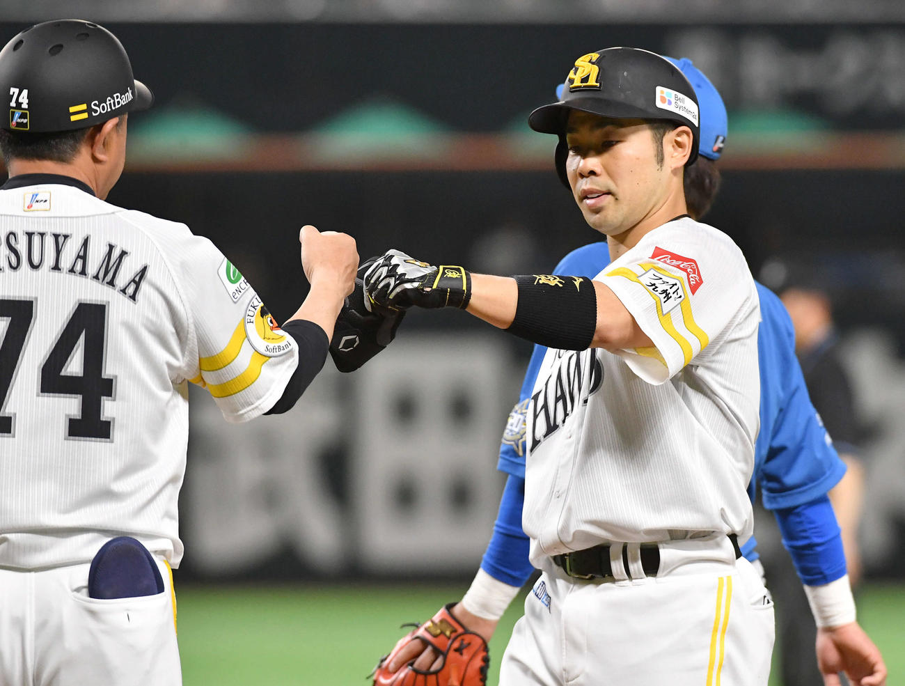 ソフトバンク対日本ハム　3回裏ソフトバンク2死二塁、先制の右前適時打を放ち、松山コーチ（左）とグータッチを交わす近藤（撮影・岩下翔太）