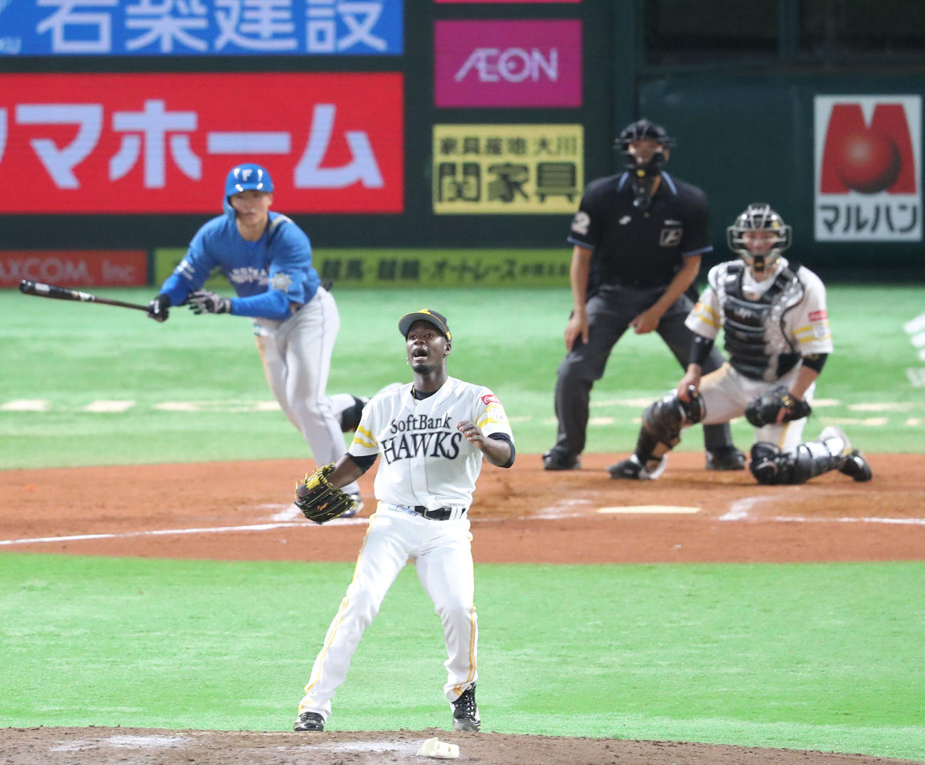 ソフトバンク対日本ハム　8回表日本ハム無死二塁、清宮に同点となる適時二塁打を浴びたモイネロ（撮影・梅根麻紀）