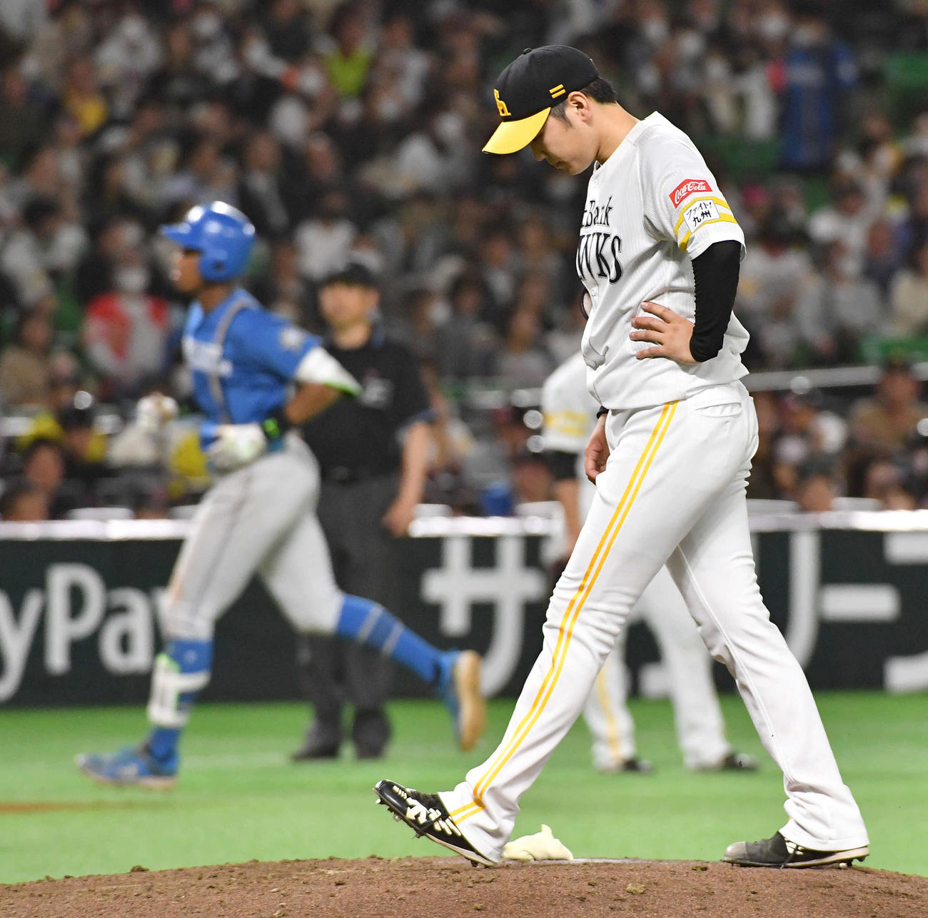 ソフトバンク対日本ハム　4回表日本ハム2死一塁、万波（左）に左中間へ同点2ラン本塁打を打たれ、肩を落とす石川（撮影・岩下翔太）